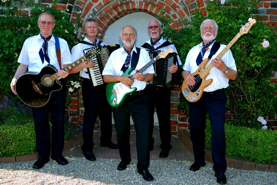 Die Musiker der Fideelen Nordstrander (Juli 2010)