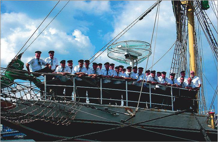 Die Fideelen Nordstrander auf der &bdquo;Alexander-von-Humboldt&ldquo; (Tall Ships Race 2004 in Aalborg DK)
