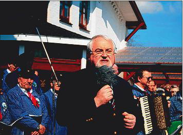 Ministerpr&auml;sident Peter Harry Carstensen beim Maibaumfest auf Nordstrand (2006)