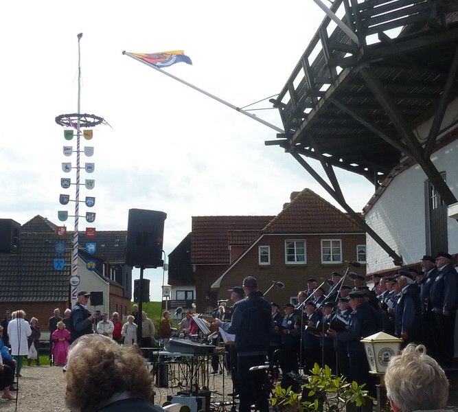 Maibaumaufstellen an der Nordstrander Engel-M&uuml;hle