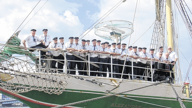 Die Fideelen Nordstrander auf der &bdquo;Alexander-von-Humboldt&ldquo; (Tall Ships Race 2004 in Aalborg DK)